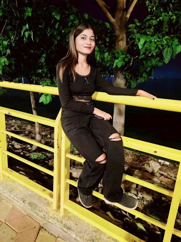 Kiara outdoor sitting pose night view Kolkata