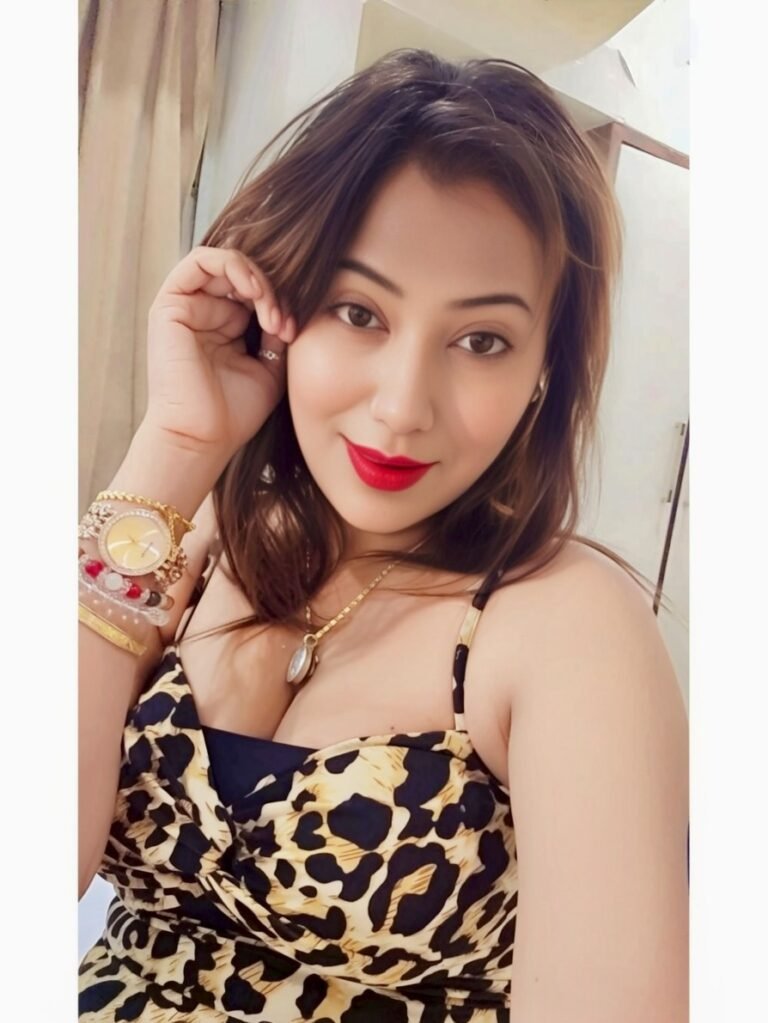 Zara escort leopard outfit close up selfie stylish accessories look